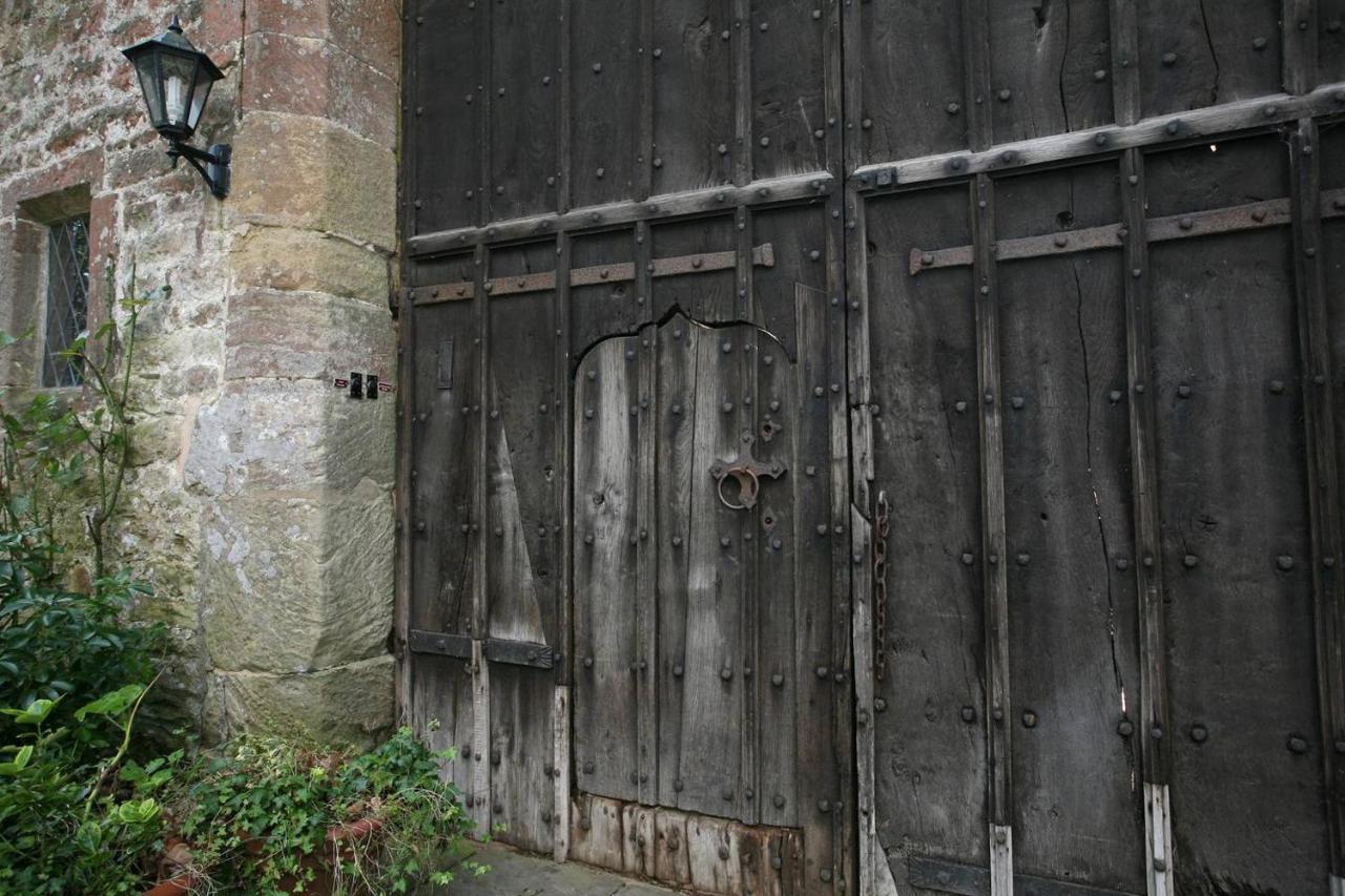 Welsh Gatehouse, Historic Castle Which Can Cater For Electric Vehicle Mathern Exterior photo