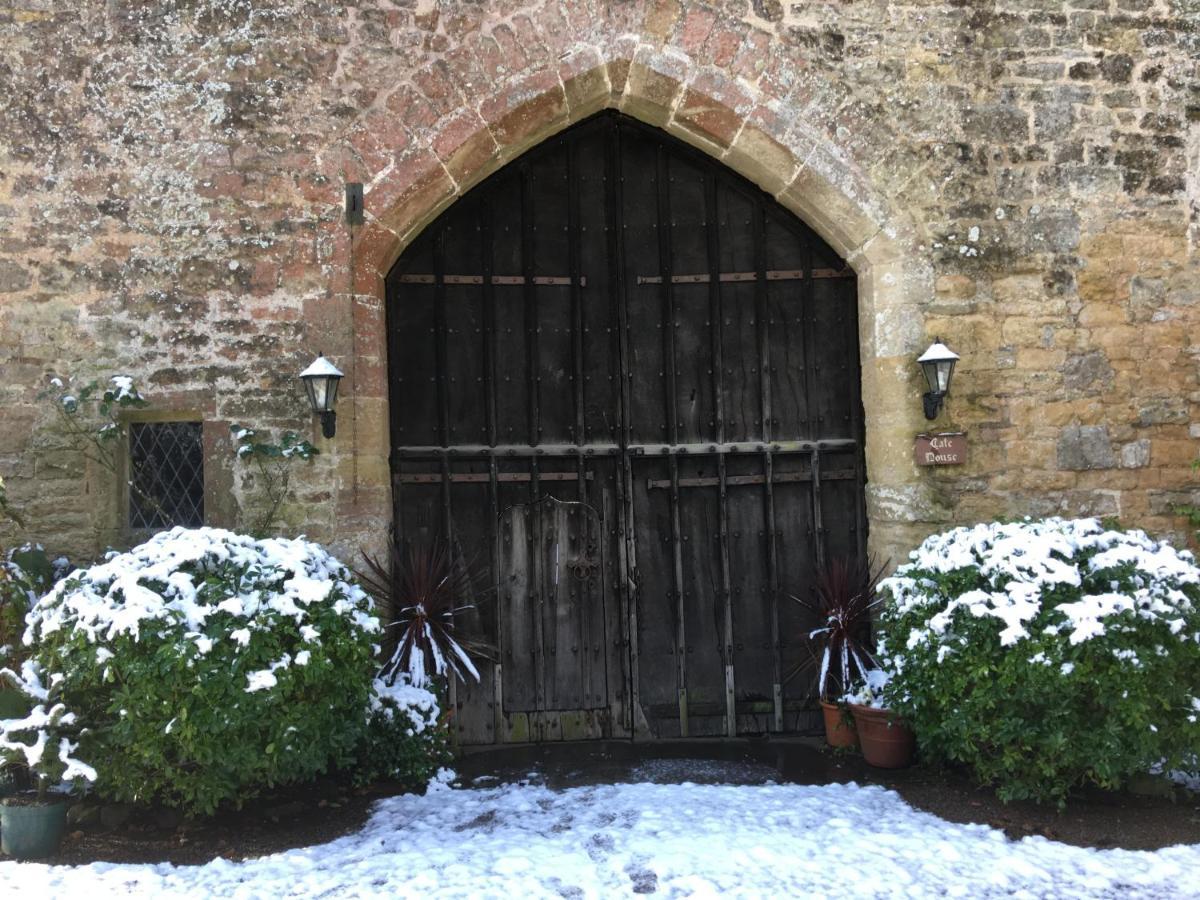 Welsh Gatehouse, Historic Castle Which Can Cater For Electric Vehicle Mathern Exterior photo