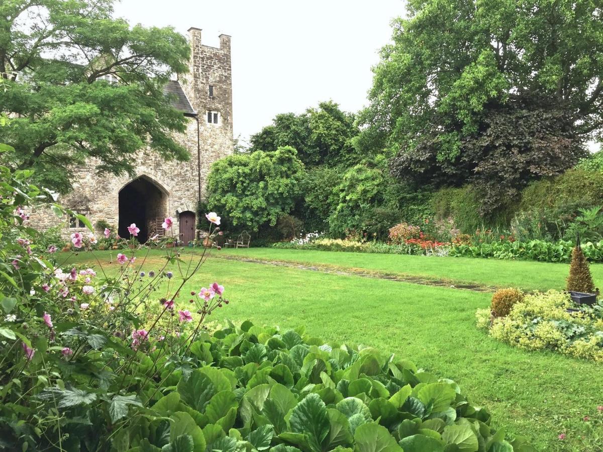Welsh Gatehouse, Historic Castle Which Can Cater For Electric Vehicle Mathern Exterior photo