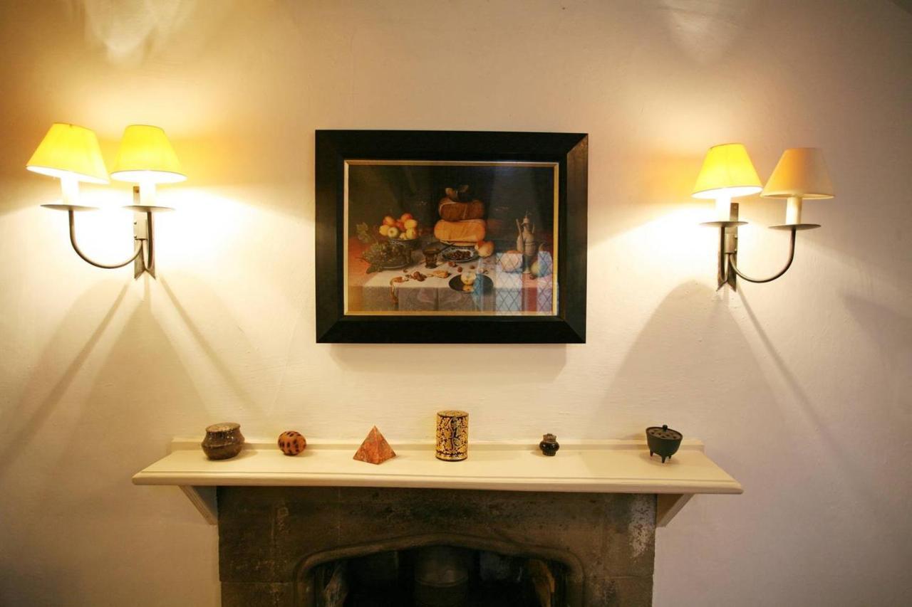Welsh Gatehouse, Historic Castle Which Can Cater For Electric Vehicle Mathern Exterior photo