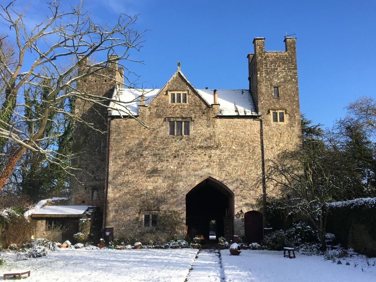 Welsh Gatehouse, Historic Castle Which Can Cater For Electric Vehicle Mathern Exterior photo
