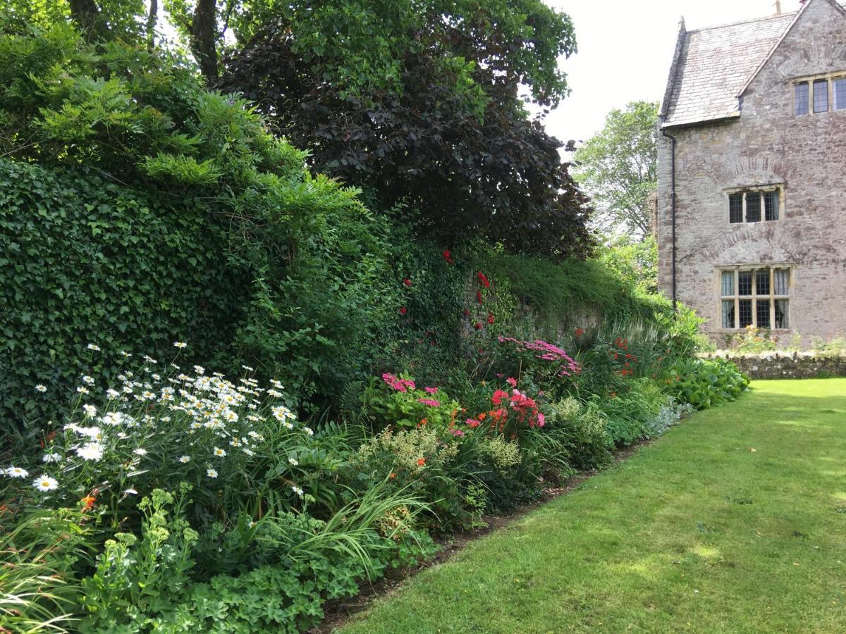 Welsh Gatehouse, Historic Castle Which Can Cater For Electric Vehicle Mathern Exterior photo