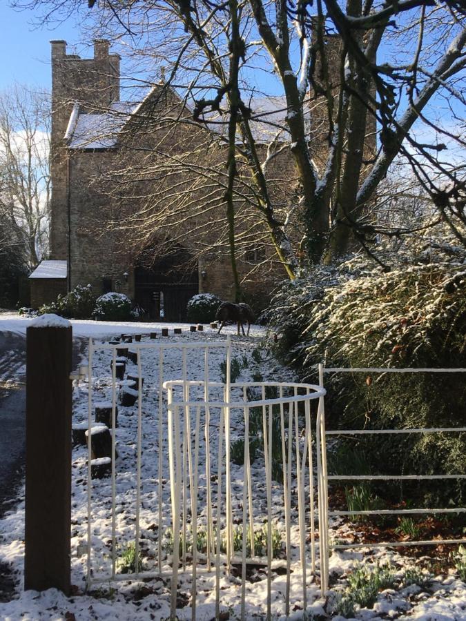 Welsh Gatehouse, Historic Castle Which Can Cater For Electric Vehicle Mathern Exterior photo