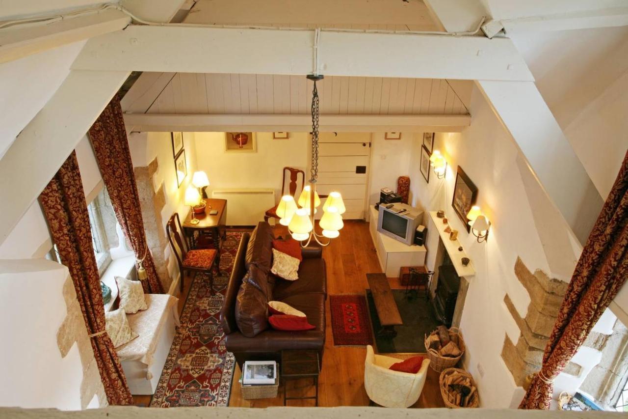 Welsh Gatehouse, Historic Castle Which Can Cater For Electric Vehicle Mathern Exterior photo
