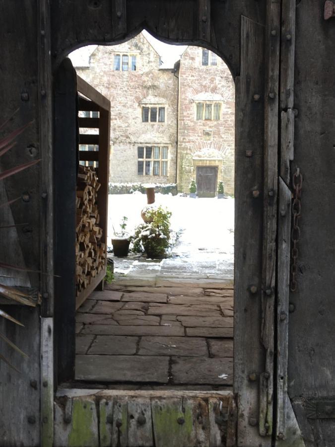 Welsh Gatehouse, Historic Castle Which Can Cater For Electric Vehicle Mathern Exterior photo