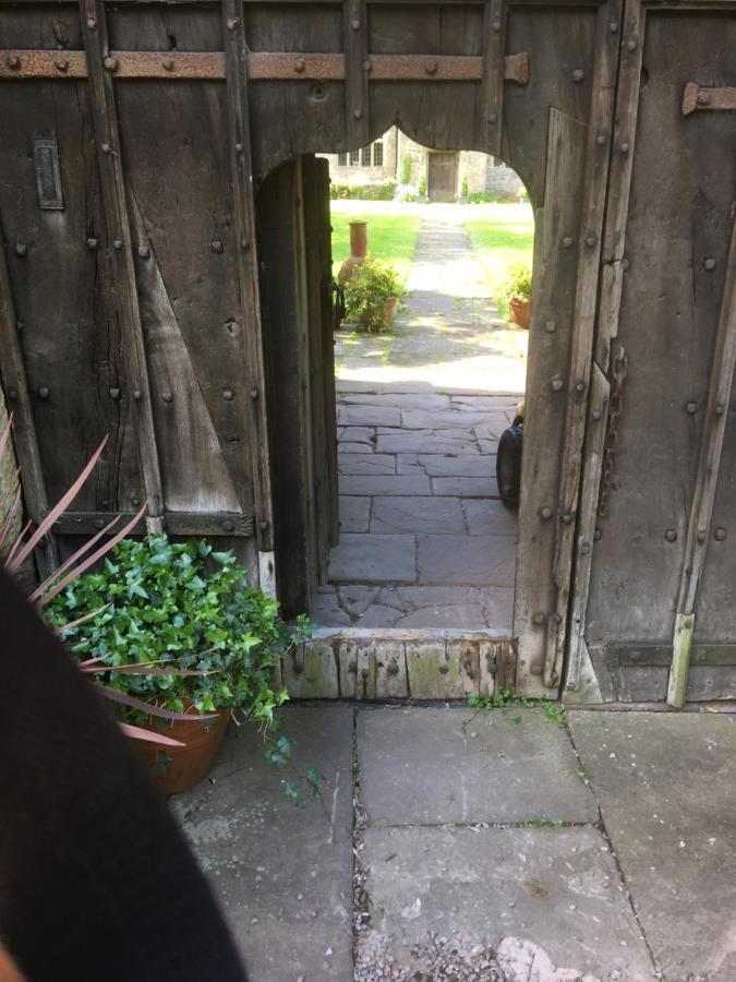 Welsh Gatehouse, Historic Castle Which Can Cater For Electric Vehicle Mathern Exterior photo