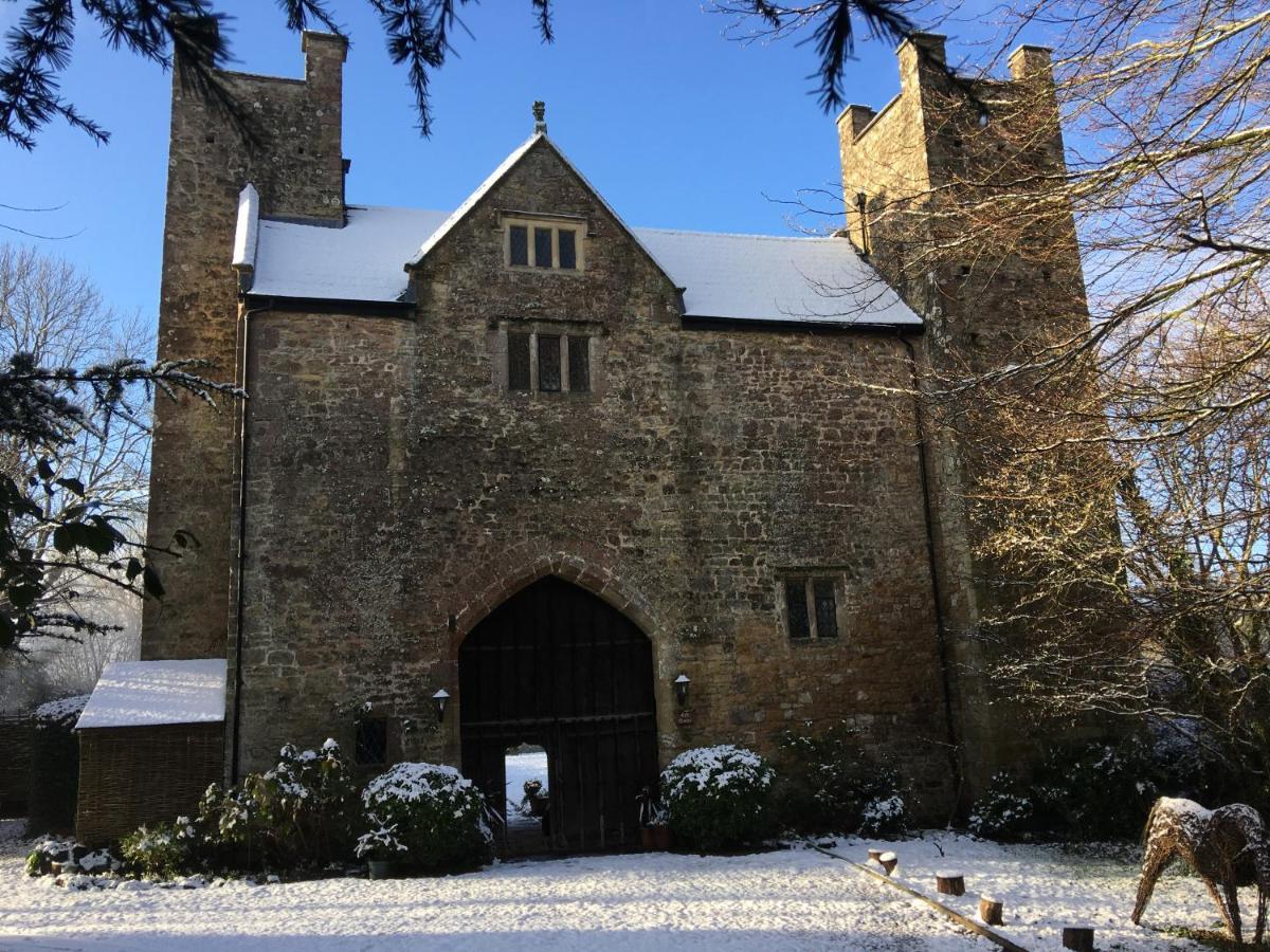 Welsh Gatehouse, Historic Castle Which Can Cater For Electric Vehicle Mathern Exterior photo