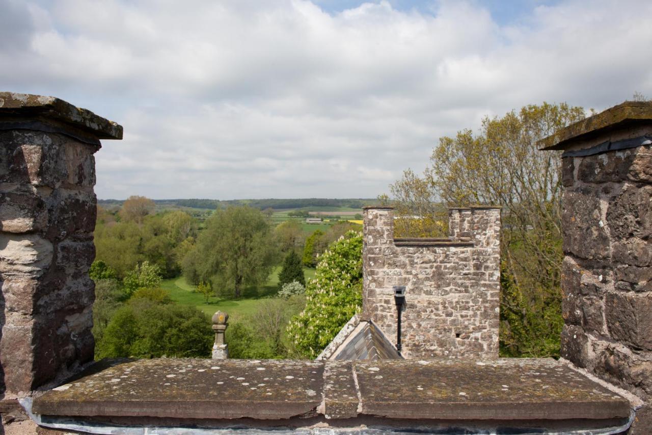 Welsh Gatehouse, Historic Castle Which Can Cater For Electric Vehicle Mathern Exterior photo
