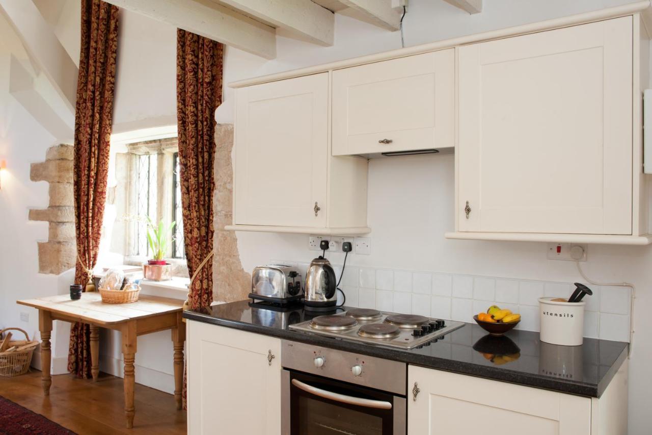 Welsh Gatehouse, Historic Castle Which Can Cater For Electric Vehicle Mathern Exterior photo