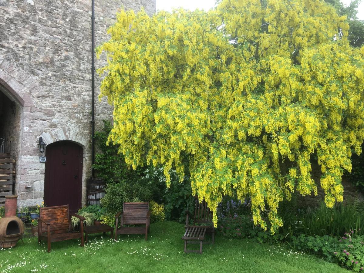 Welsh Gatehouse, Historic Castle Which Can Cater For Electric Vehicle Mathern Exterior photo