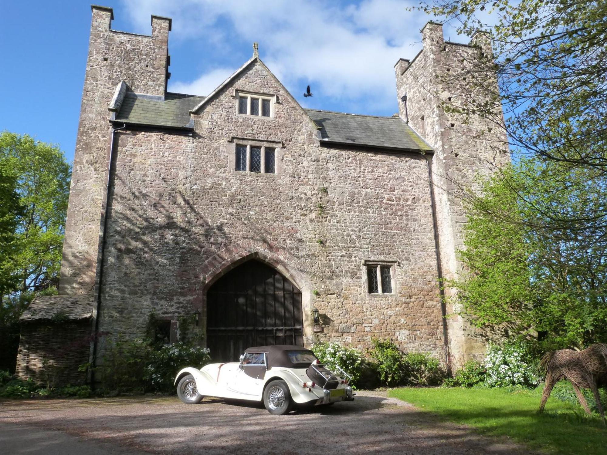 Welsh Gatehouse, Historic Castle Which Can Cater For Electric Vehicle Mathern Exterior photo