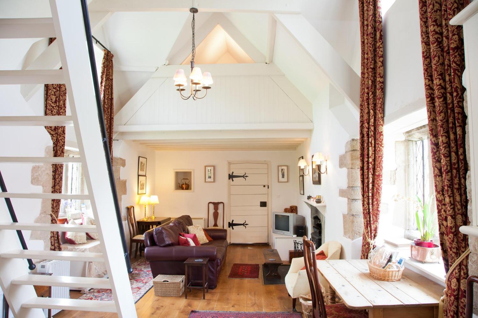 Welsh Gatehouse, Historic Castle Which Can Cater For Electric Vehicle Mathern Exterior photo