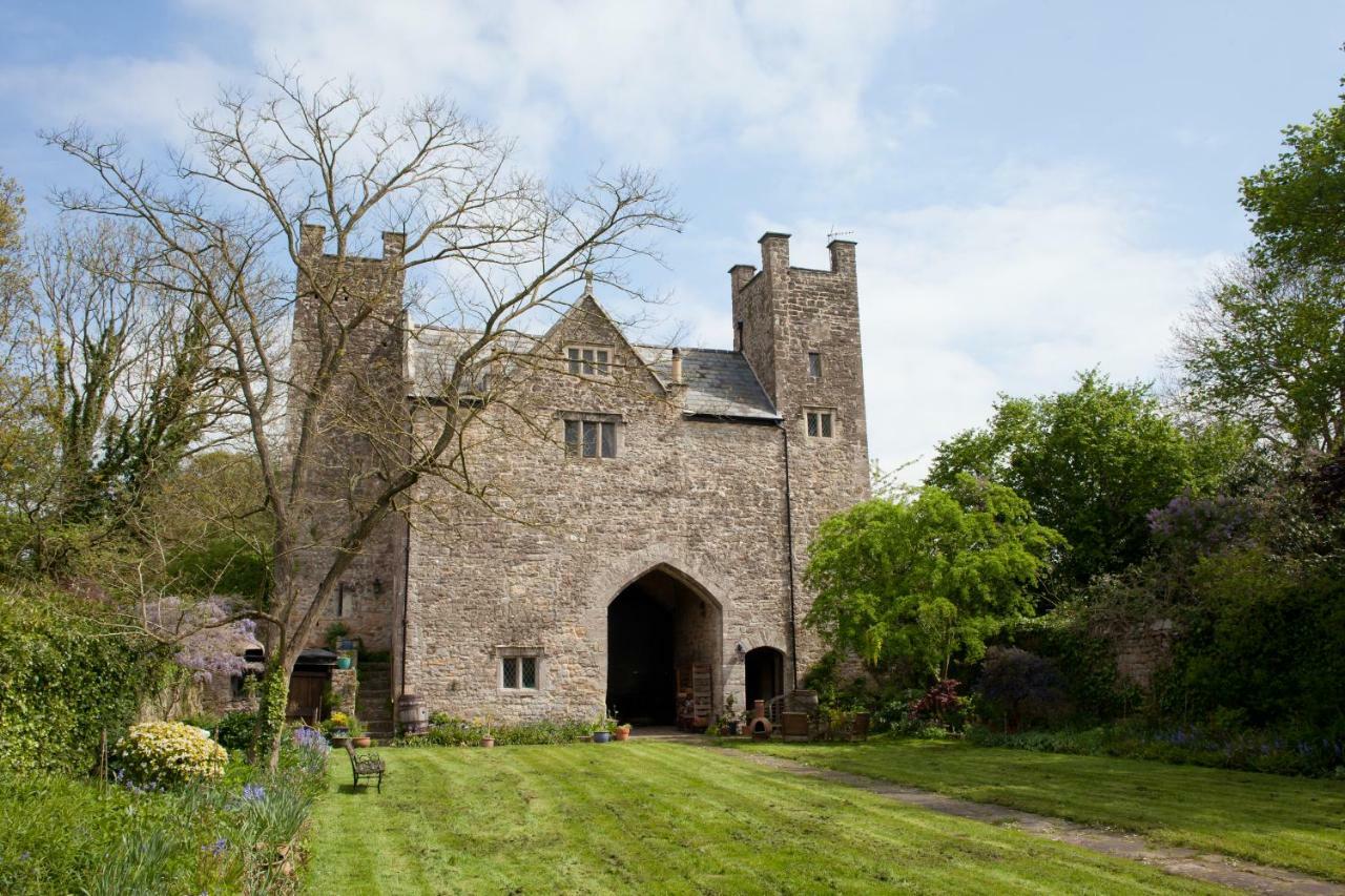 Welsh Gatehouse, Historic Castle Which Can Cater For Electric Vehicle Mathern Exterior photo