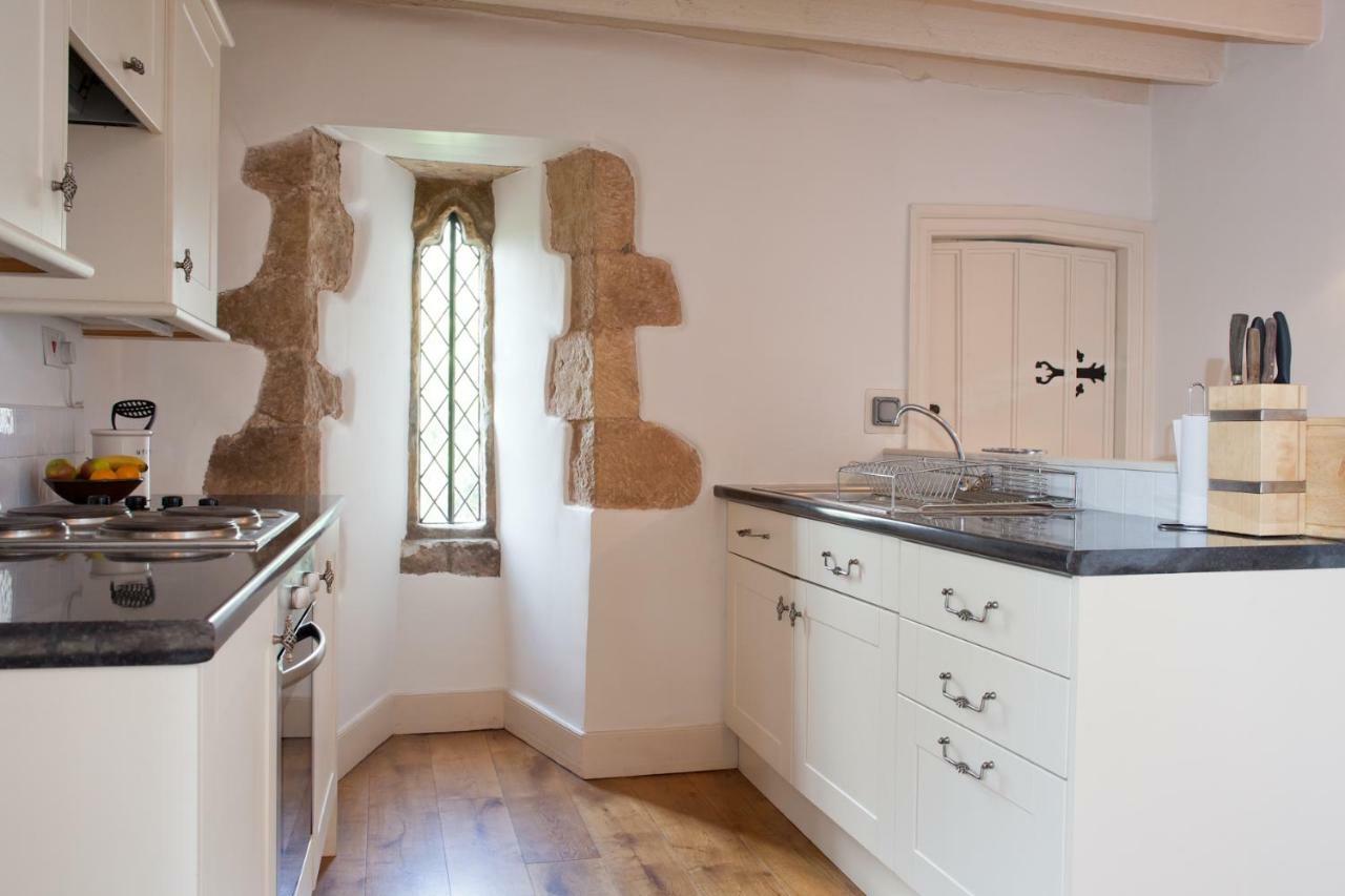Welsh Gatehouse, Historic Castle Which Can Cater For Electric Vehicle Mathern Exterior photo